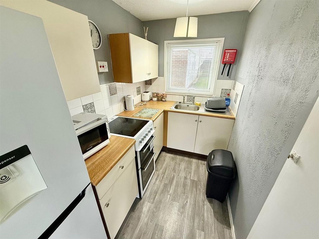 Property photo 2 of 8 Kitchenette