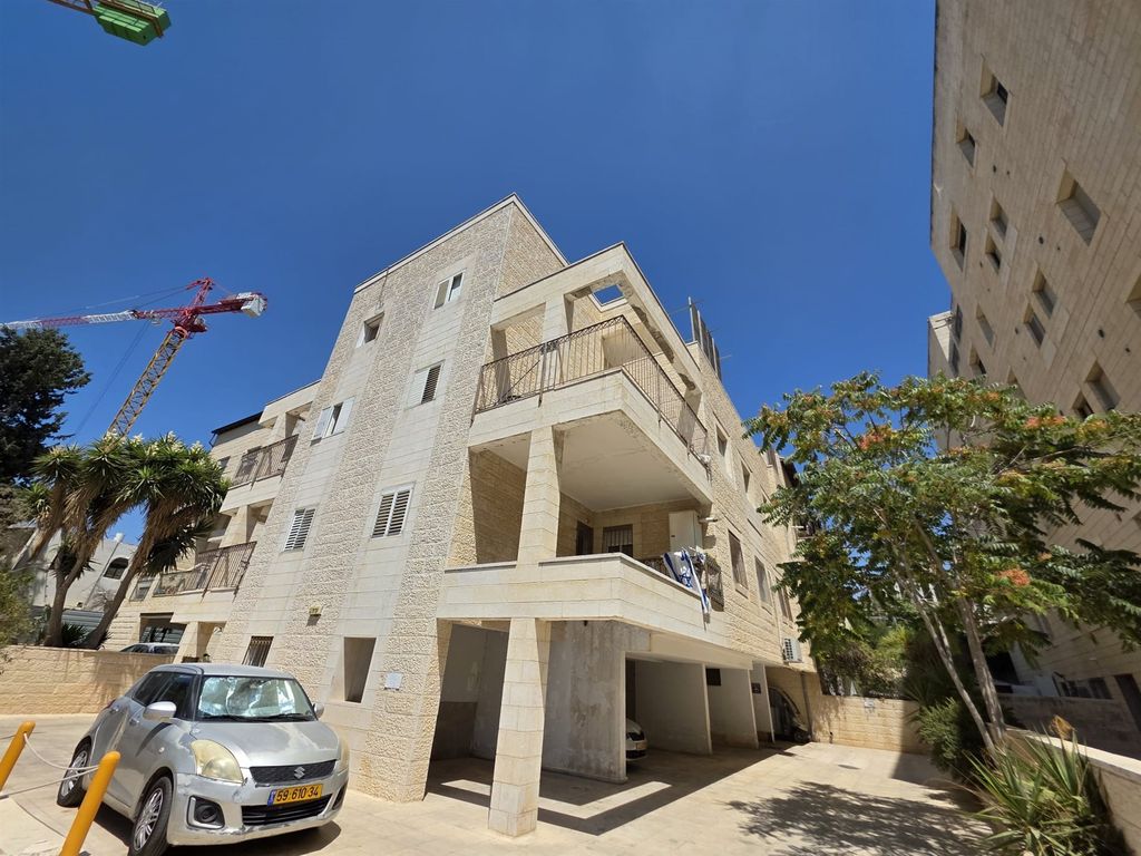 Property photo 1 of 7 Mekor Chaim: Well-Maintained 3.5-Room Apt. With Potential!