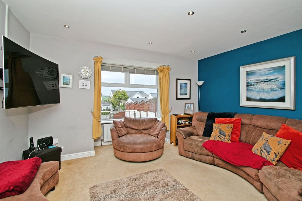 Property photo 3 of 18 Lounge