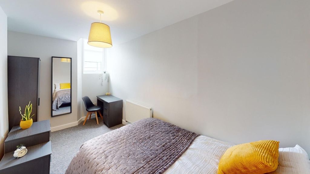 Property photo 1 of 8 A Bright And Inviting Double Bedroom Featuring Sty...