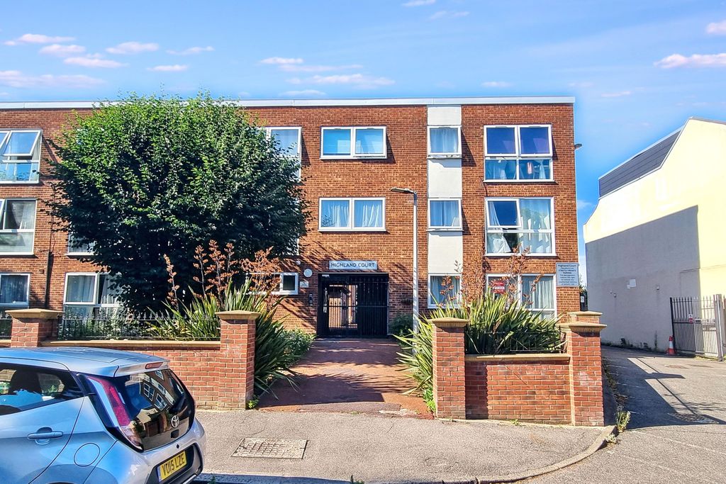 Property photo 1 of 15 Flat 30, Highland Court, 87 Gordon Road, South Woodford, London, E18 1Re