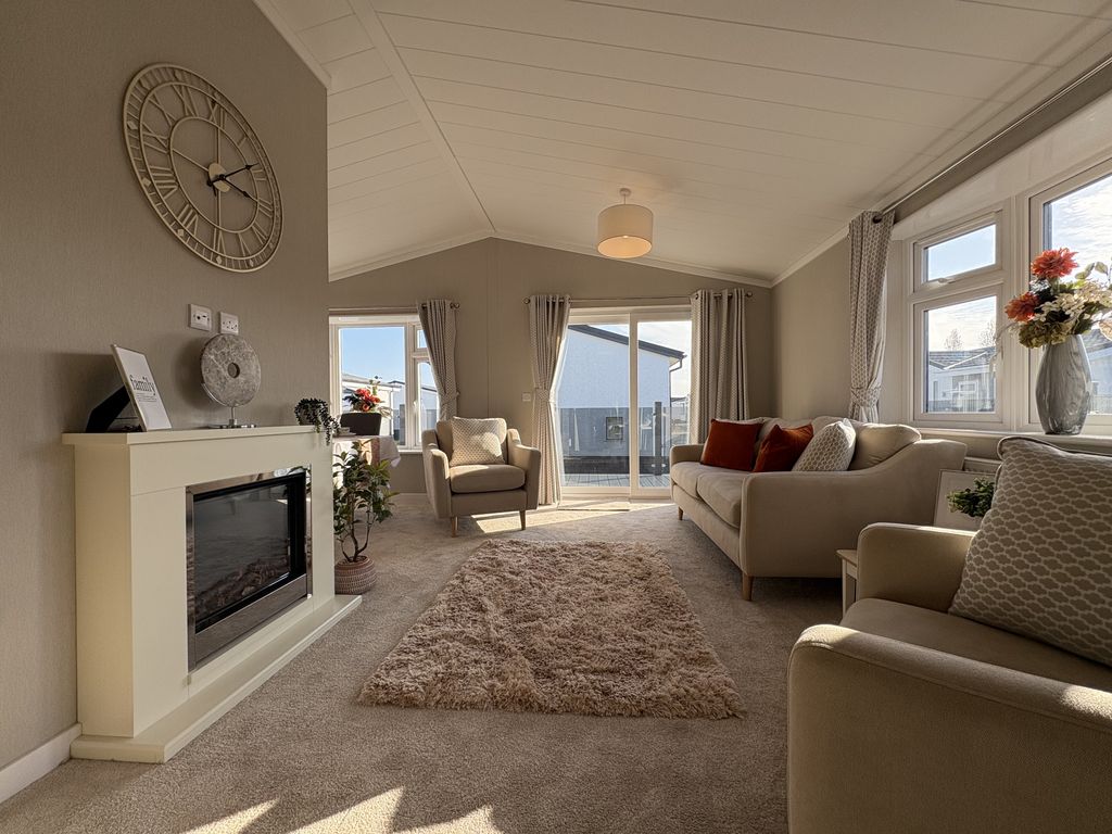 Property photo 1 of 16 Lounge