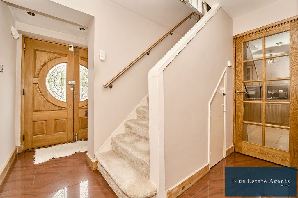 Property photo 3 of 34 Entrance