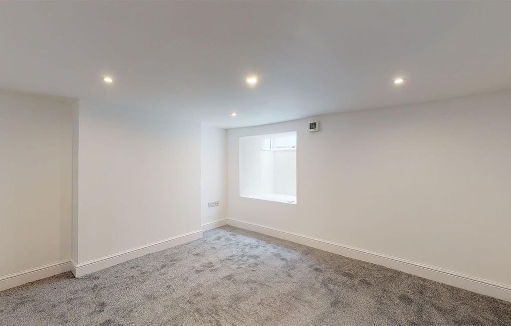 Property photo 3 of 8 Picture 3