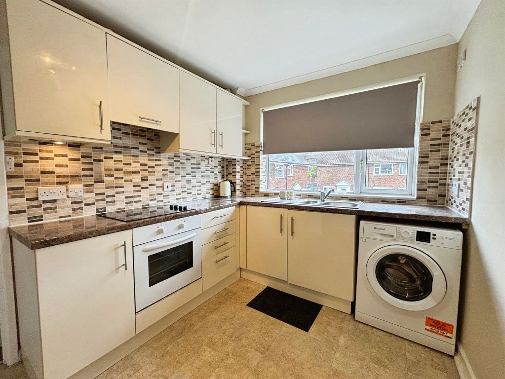 2 bed maisonette for saleChester Place, Basingstoke RG21 photo 2