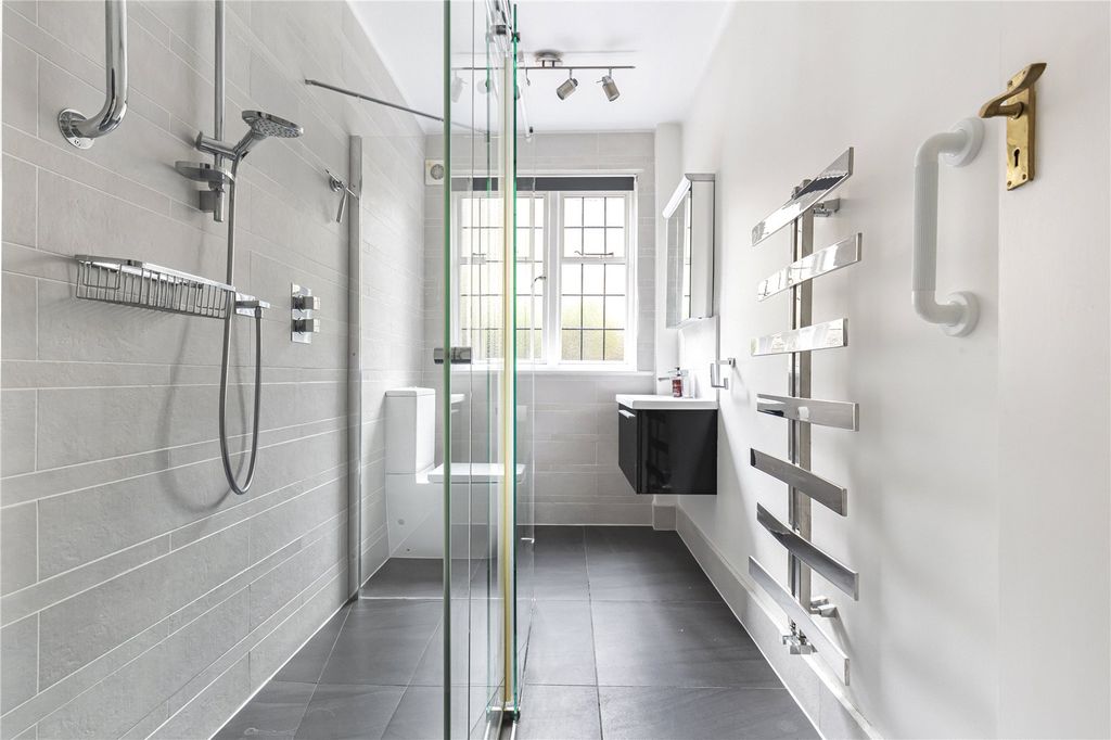 Property photo 3 of 9 Bathroom