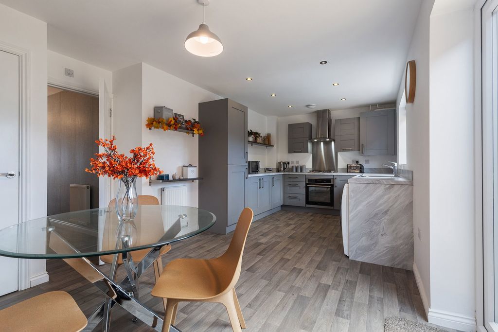 Property photo 2 of 32