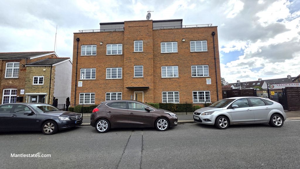Property photo 1 of 12 1 Bed Flat For Sale Victoria Road, East Barnet En4