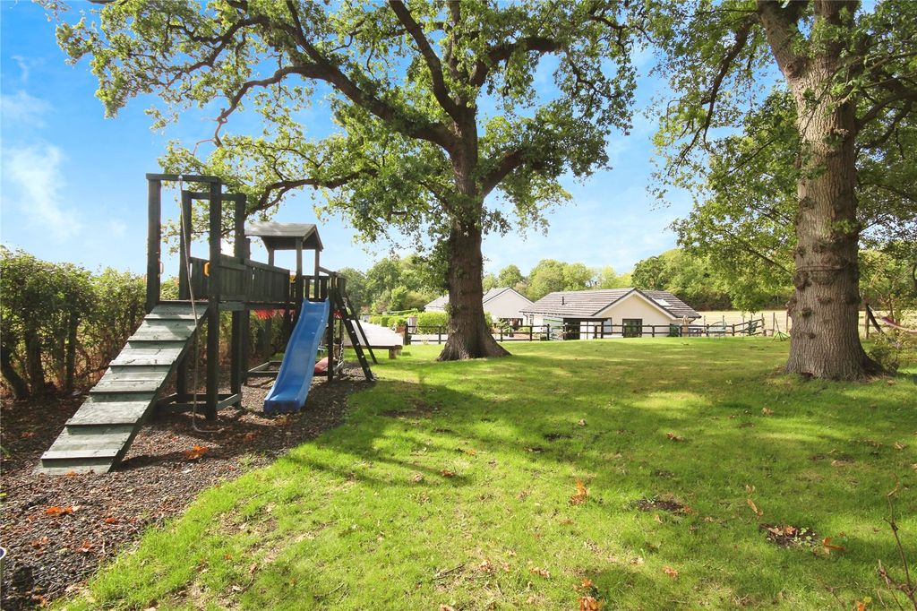 Property photo 1 of 20 The Spinney