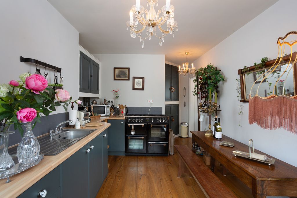 Property photo 2 of 20 Kitchen