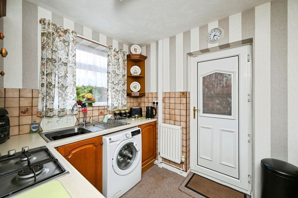 Property photo 2 of 17 Kitchen