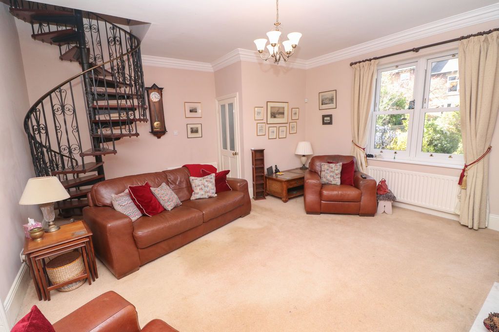 Property photo 2 of 13 Lounge