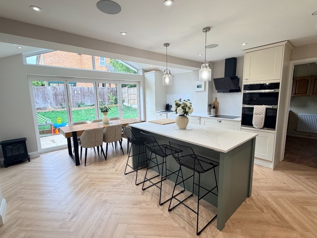 Property photo 2 of 18 5698041