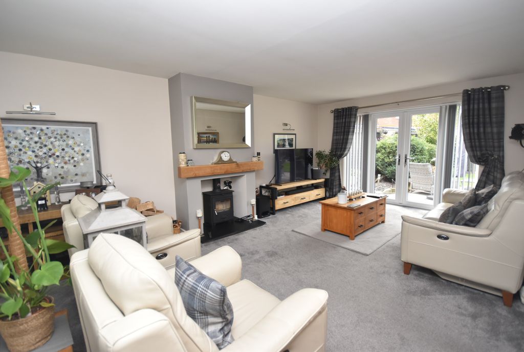 Property photo 2 of 24 Lounge