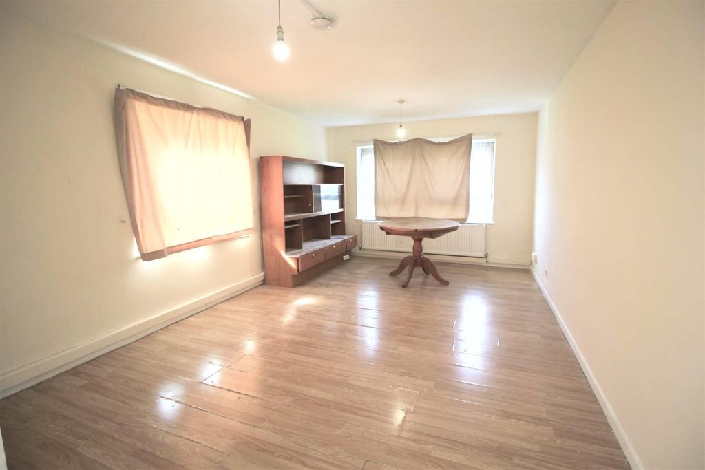 Property photo 3 of 7 Lounge