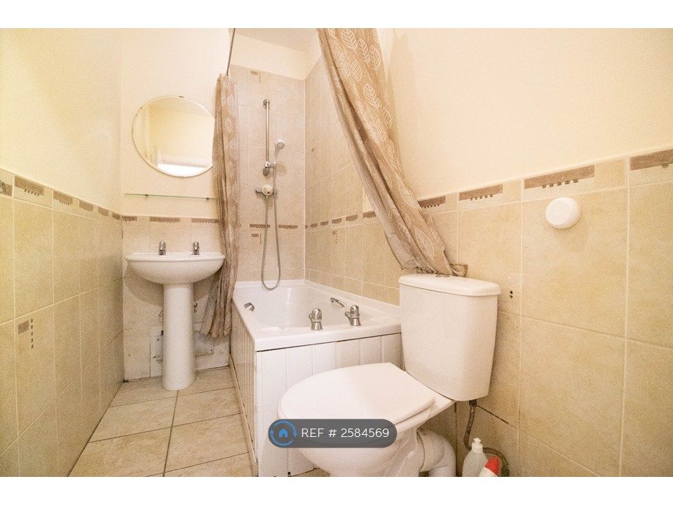 Property photo 3 of 14 Bathroom 1