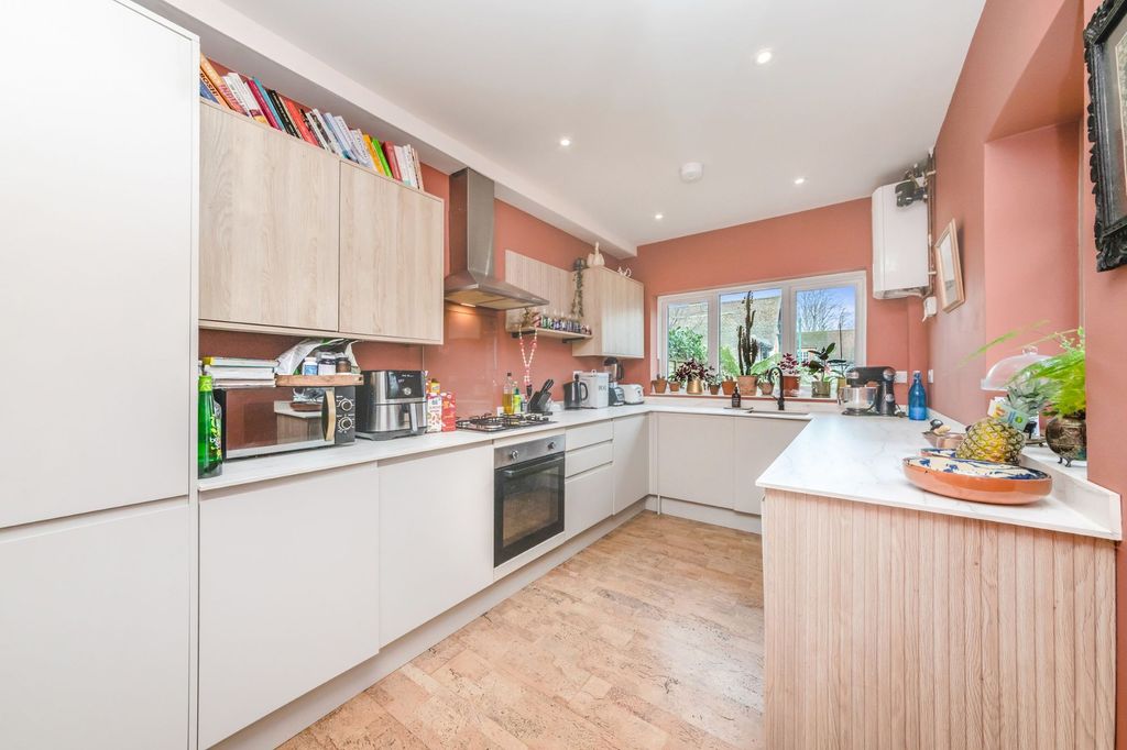 Property photo 2 of 25