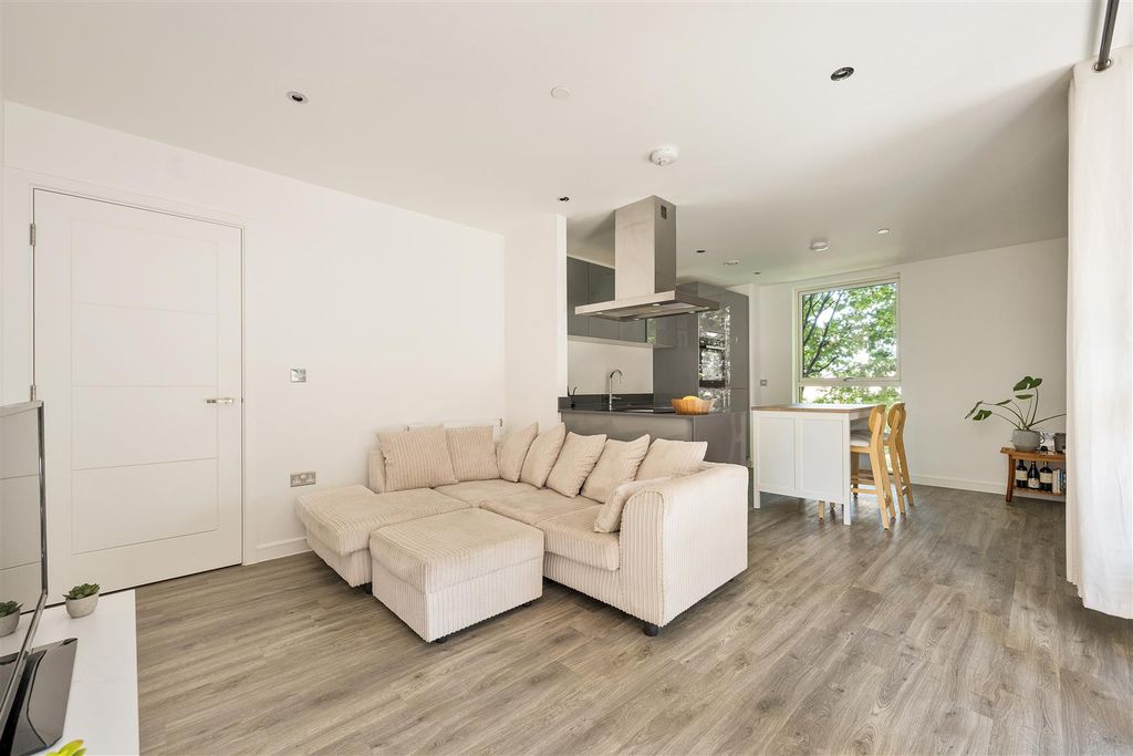 Property photo 1 of 31 Track Street, E17