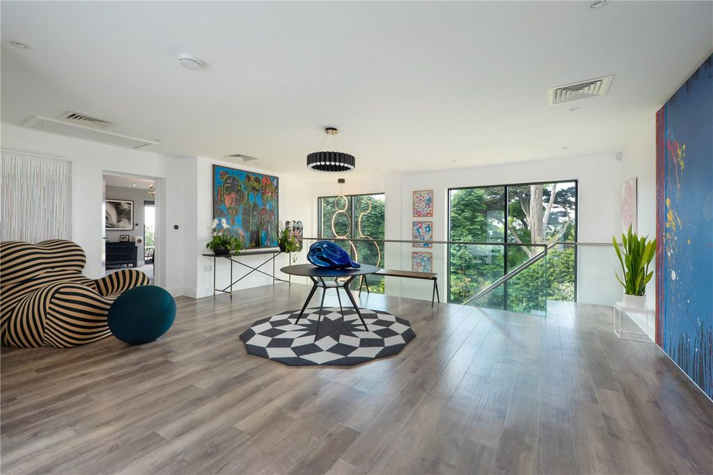 Property photo 3 of 52 Entrance Hall