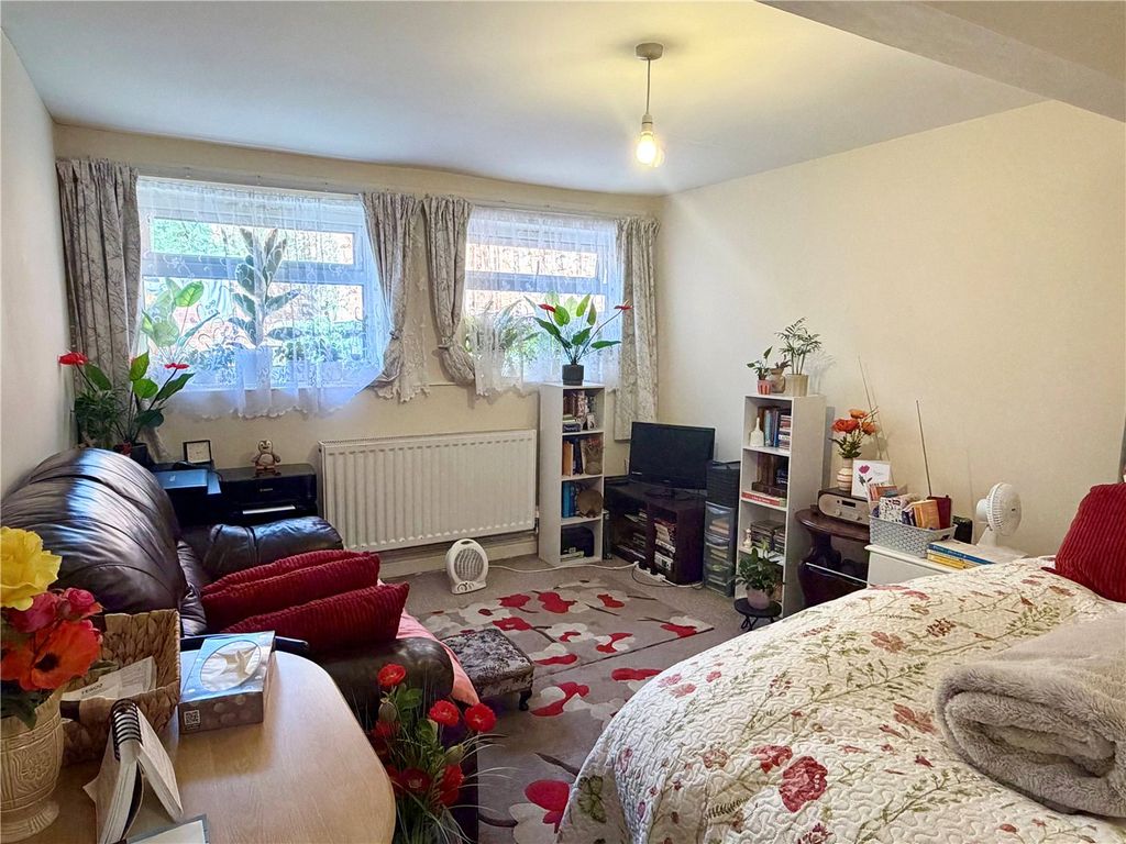 Property photo 2 of 6 Picture No. 11