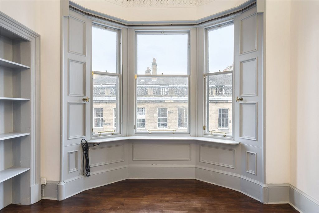 Property photo 2 of 32 Henderson Row 2