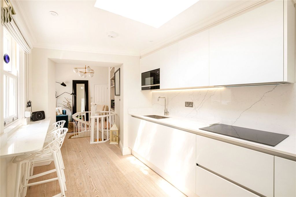 Property photo 3 of 11 Kitchen
