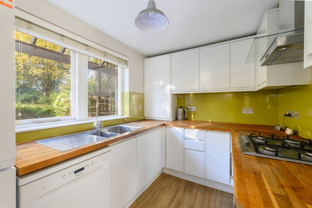 Property photo 3 of 11 Kitchen