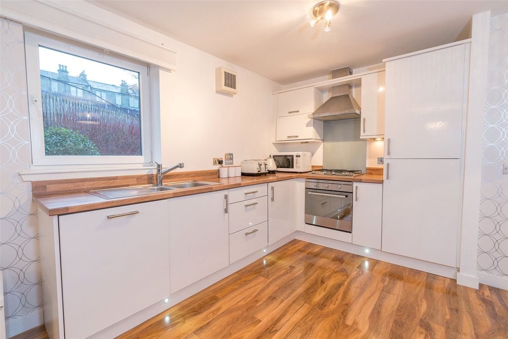 Property photo 3 of 11 Kitchen