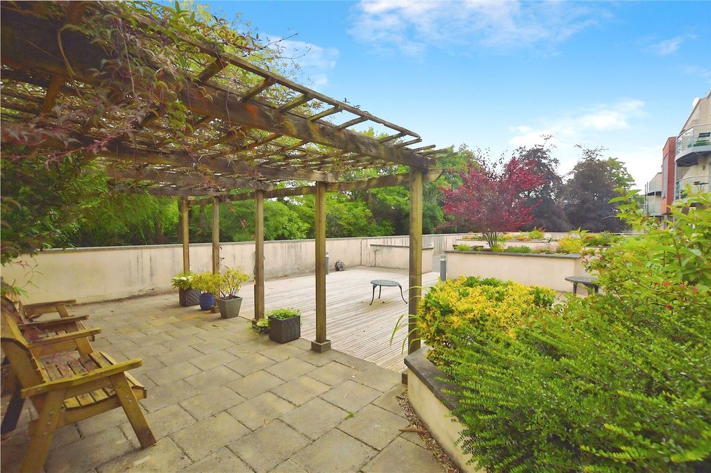 Property photo 1 of 14 1 - Gardens