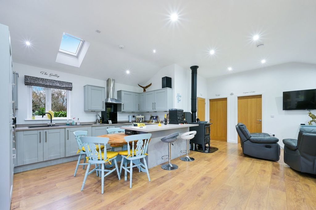 Additional image 20 of 5 bed detached house for saleMaplewood Drive, Lingfield RH7