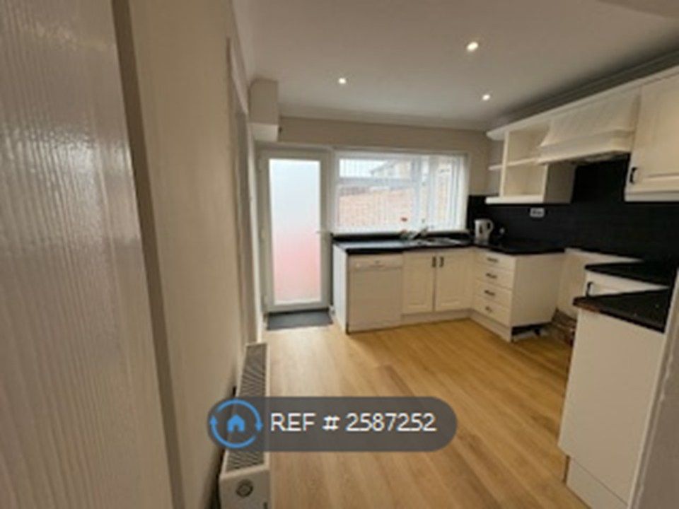 Property photo 2 of 10 Kitchen