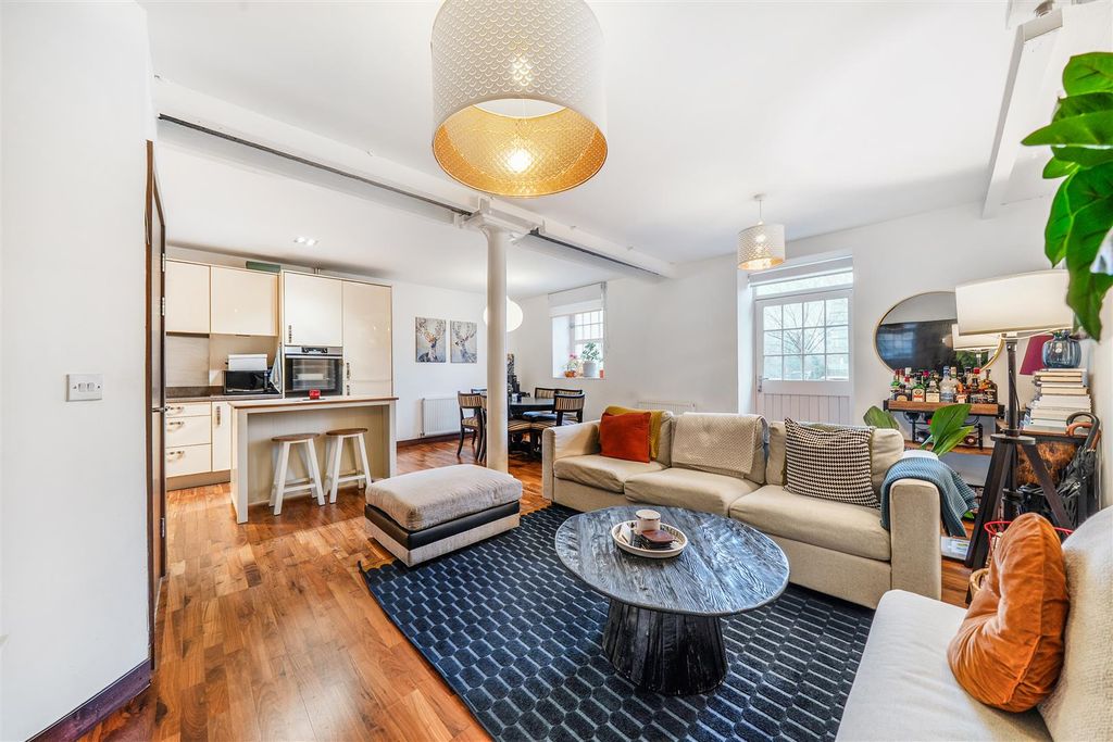 Property photo 2 of 17 Lounge