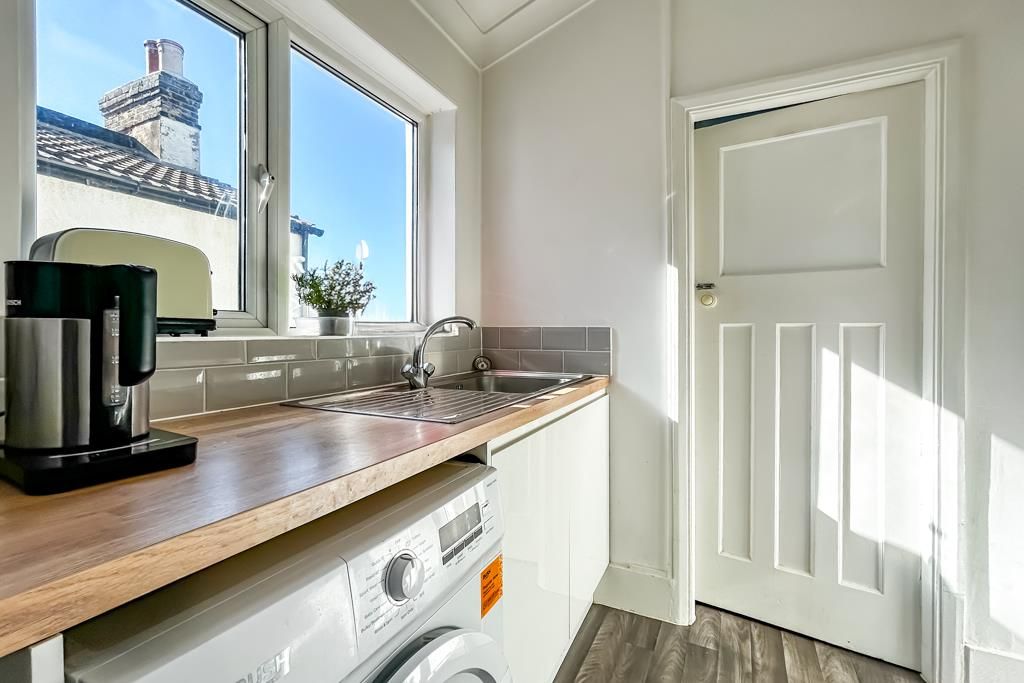 Property photo 3 of 9 Kitchen