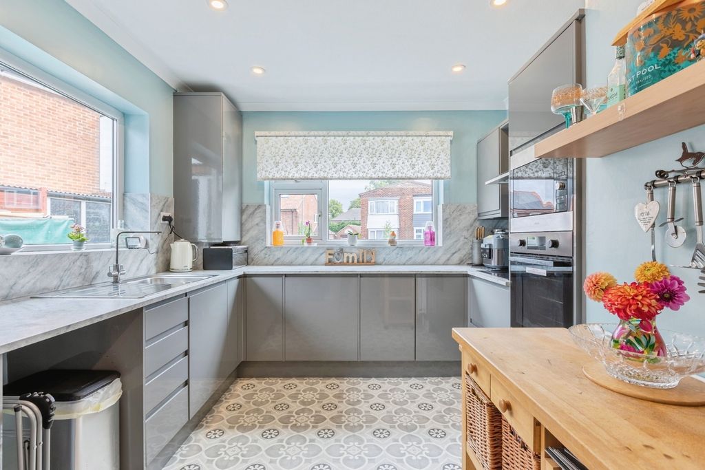Property photo 3 of 17 Kitchen