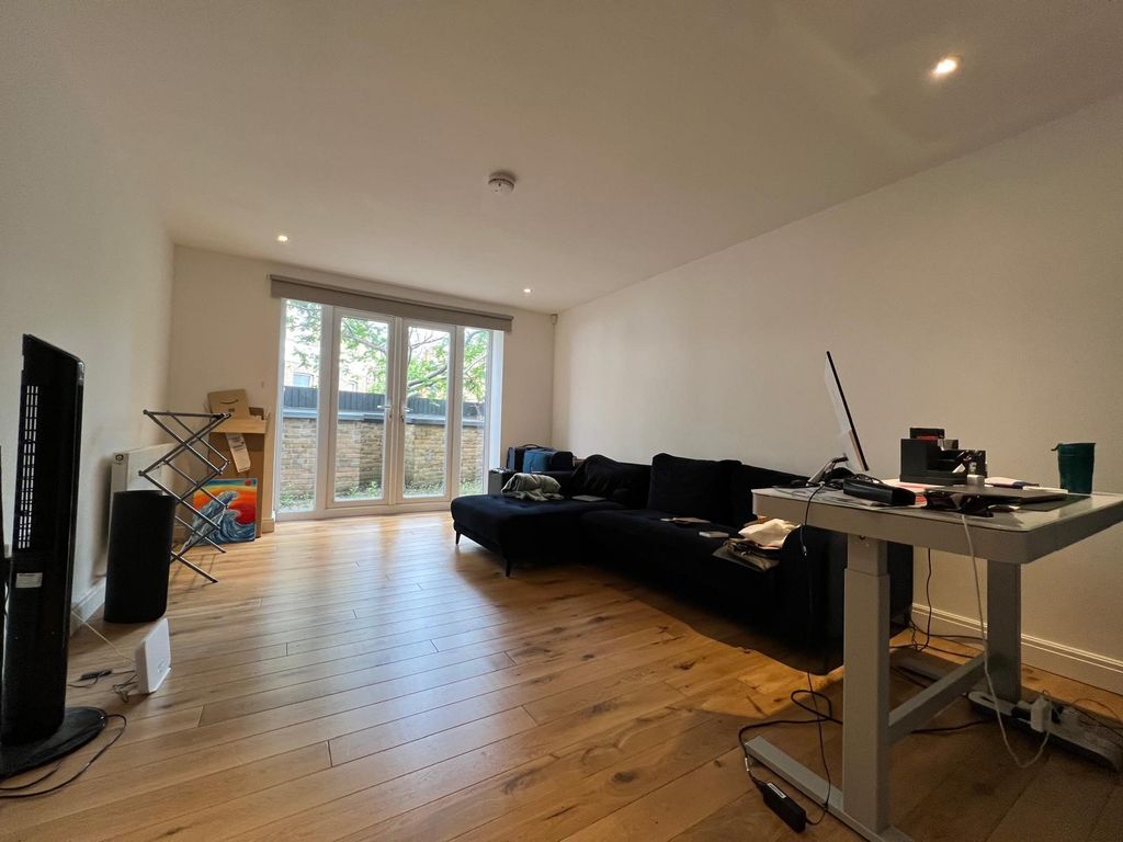 Property photo 3 of 6 Lounge
