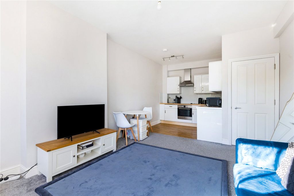 Property photo 2 of 8 Picture No. 22