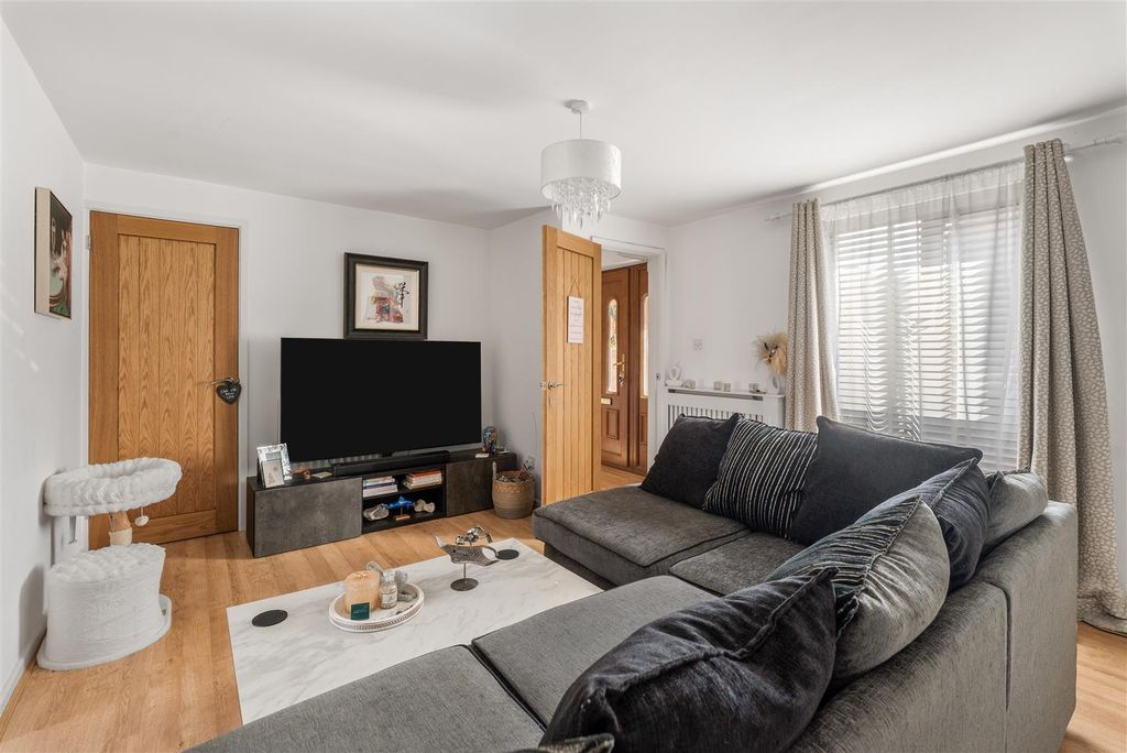 Property photo 3 of 15 2 Morgan Close, Banbury-5.Jpg