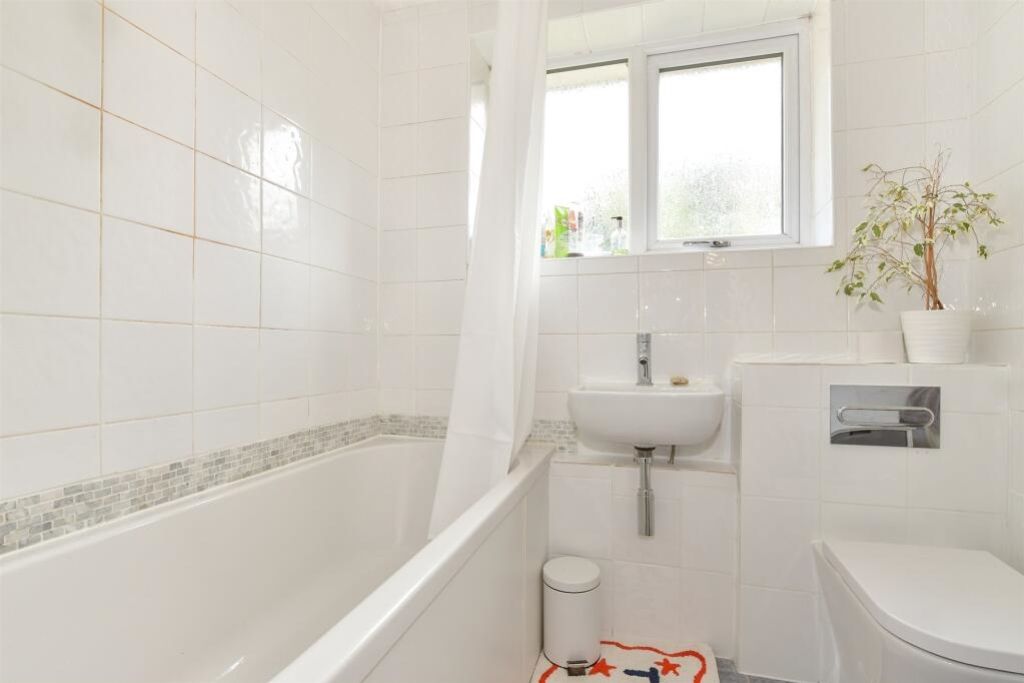 Property photo 2 of 9 Bathroom 1