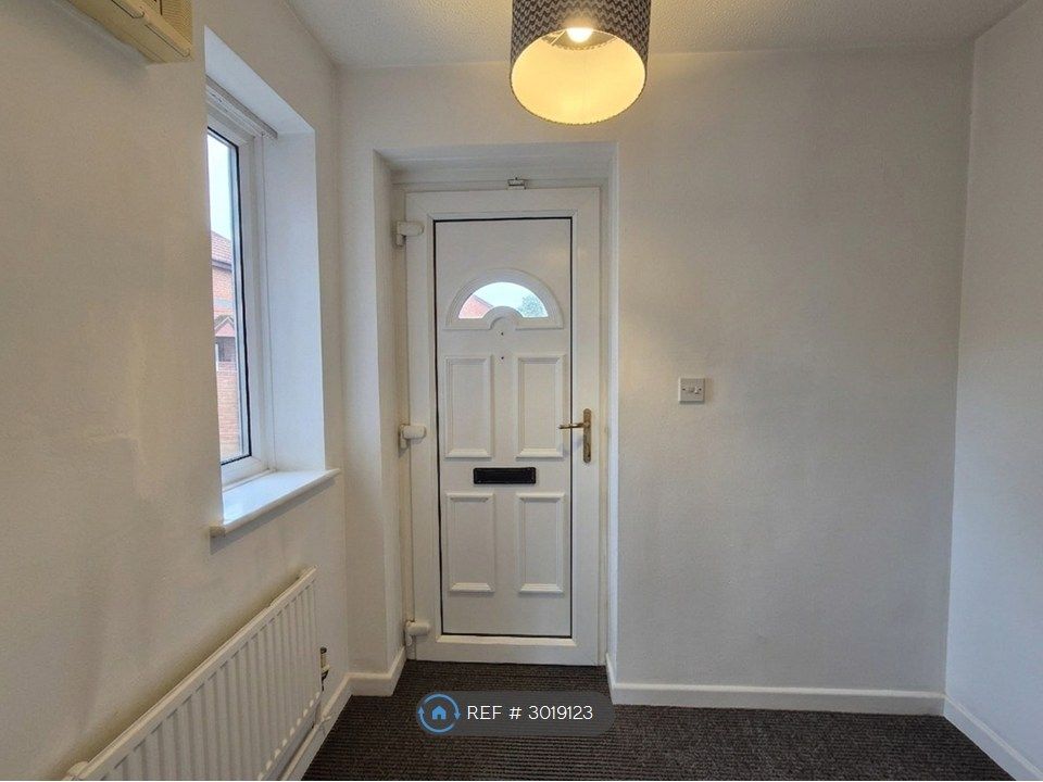 Property photo 3 of 19 Vestibule