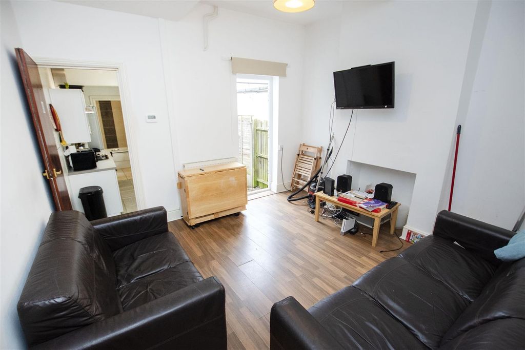 Property photo 1 of 11 Living Room