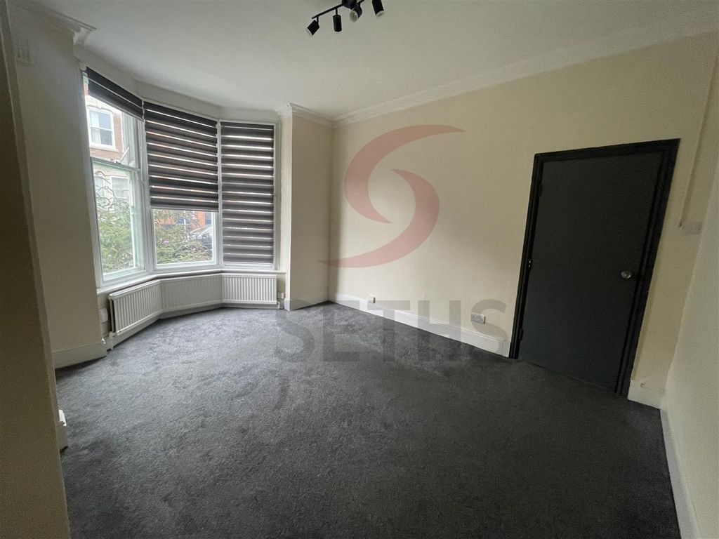 Property photo 2 of 17 Lounge