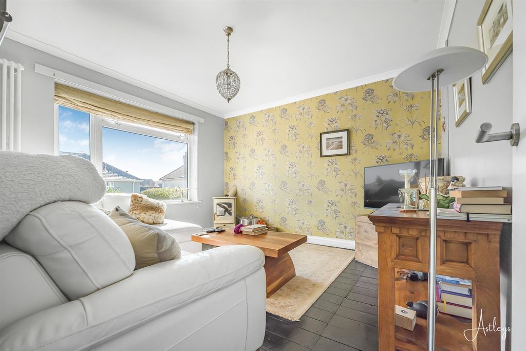 Property photo 3 of 24 Lounge