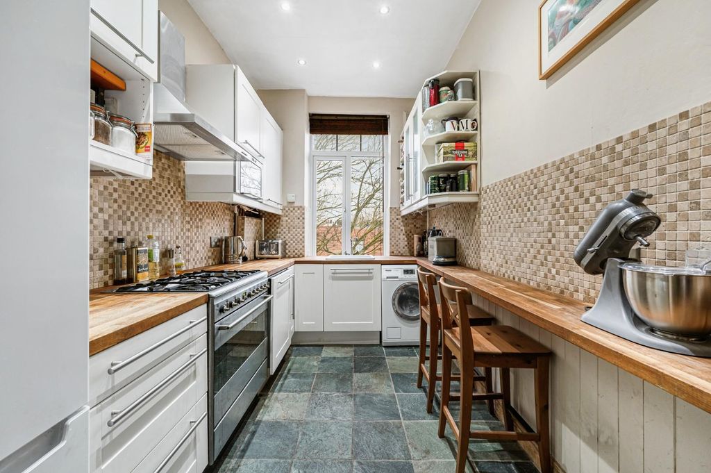 Property photo 2 of 12 6 Sutton Court Mansions-6.Jpg