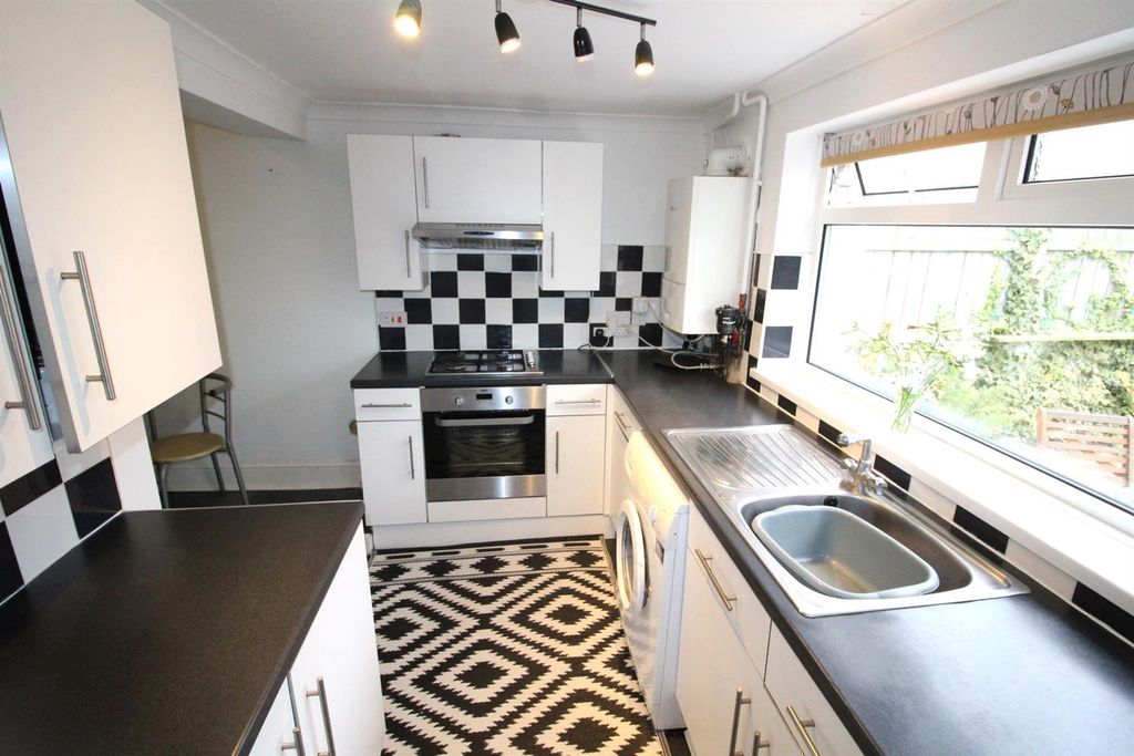 Property photo 3 of 13 Kitchen