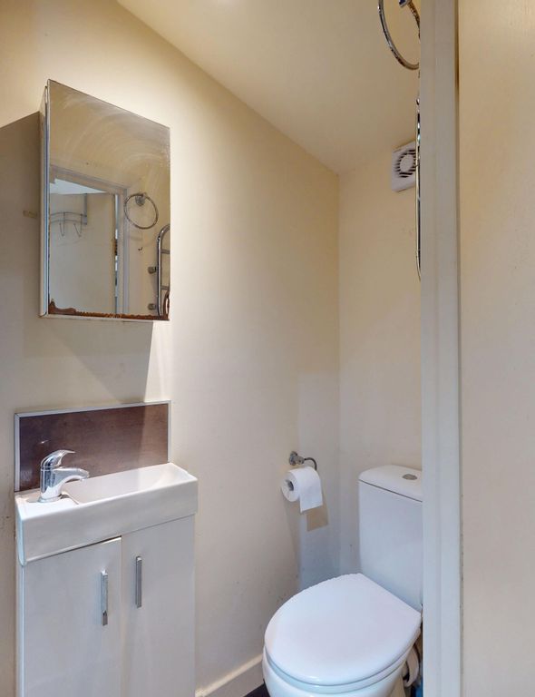 Property photo 3 of 11 Bathroom