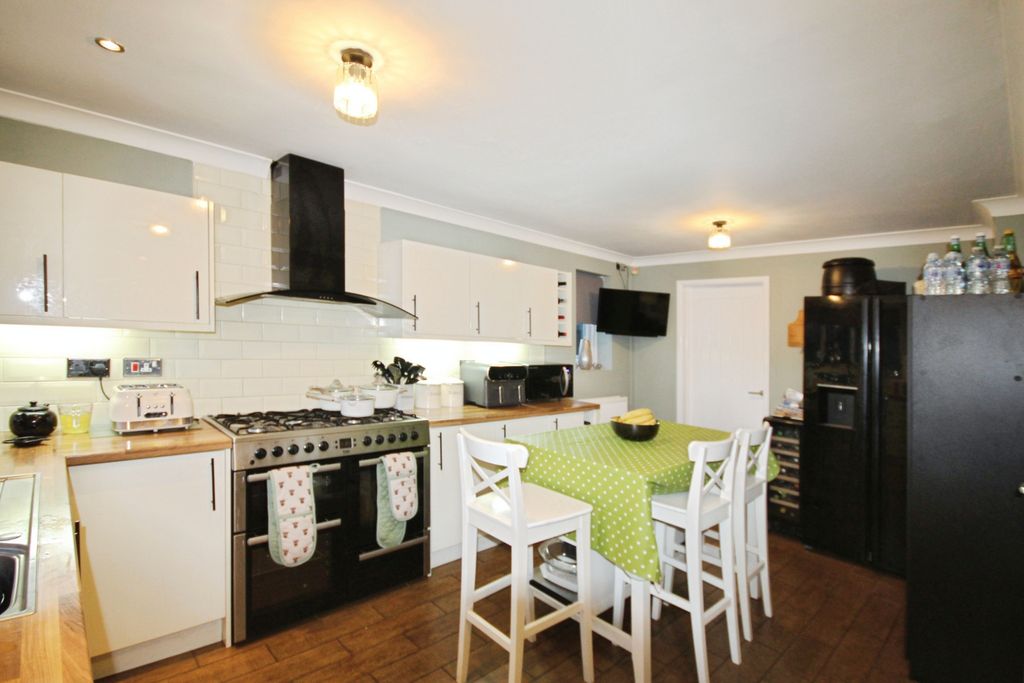 Property photo 3 of 28