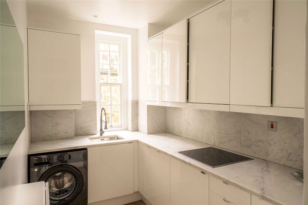 Property photo 3 of 11 Kitchen