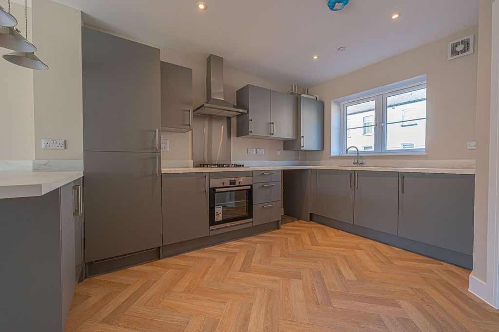 Property photo 3 of 31