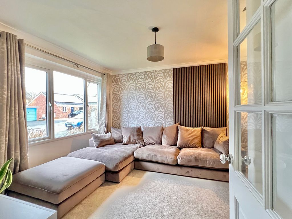 Property photo 3 of 31 Living Room