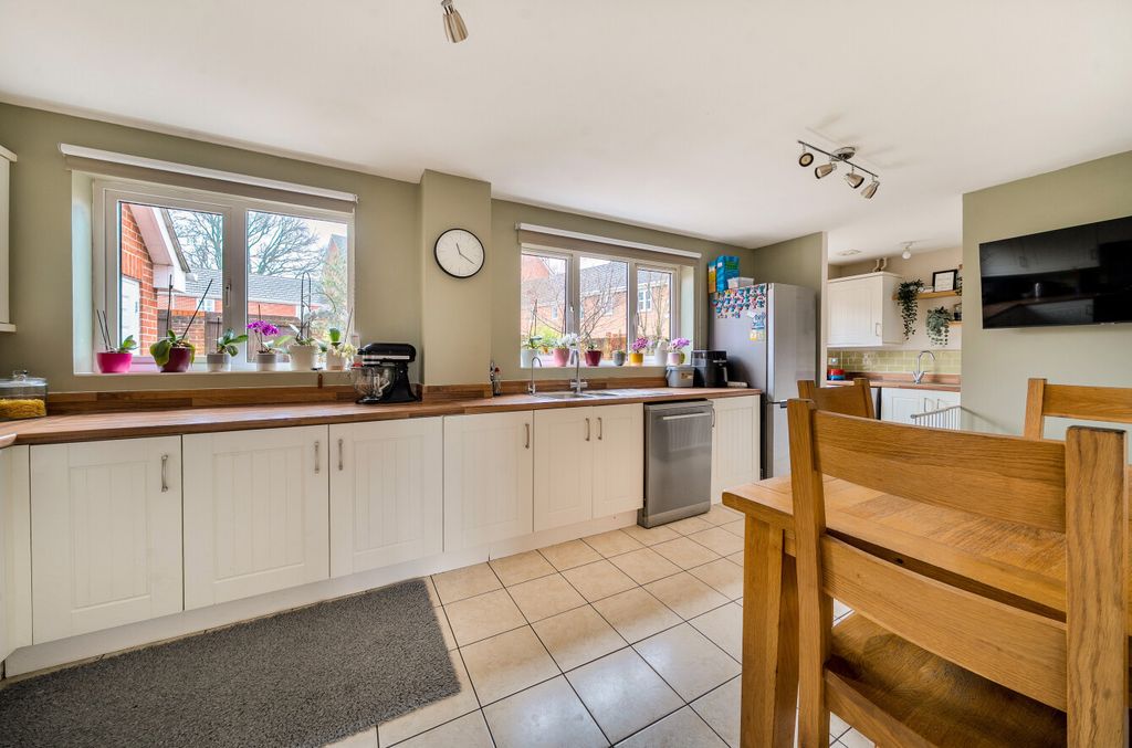 Property photo 3 of 16 1394785-22-696635...